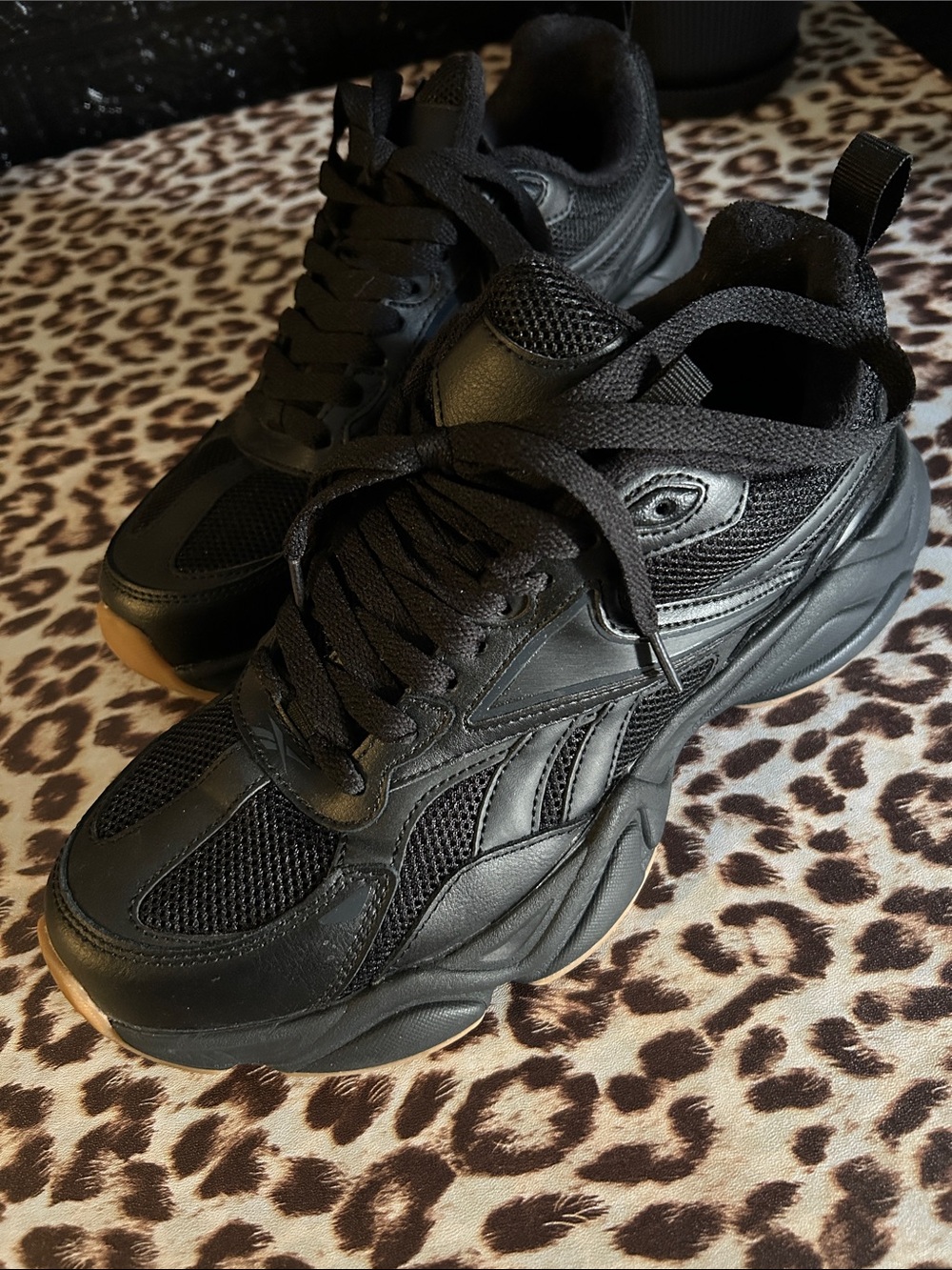 Men's 9 Women’s 11 Black Athletic Trainer Sneakers REEBOK